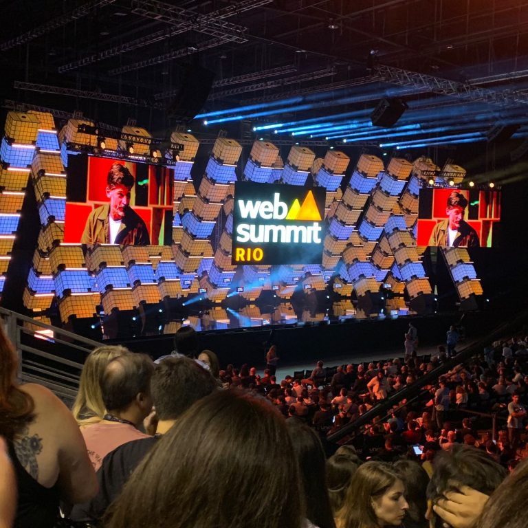Imagem do palco principal do Web Summit Rio