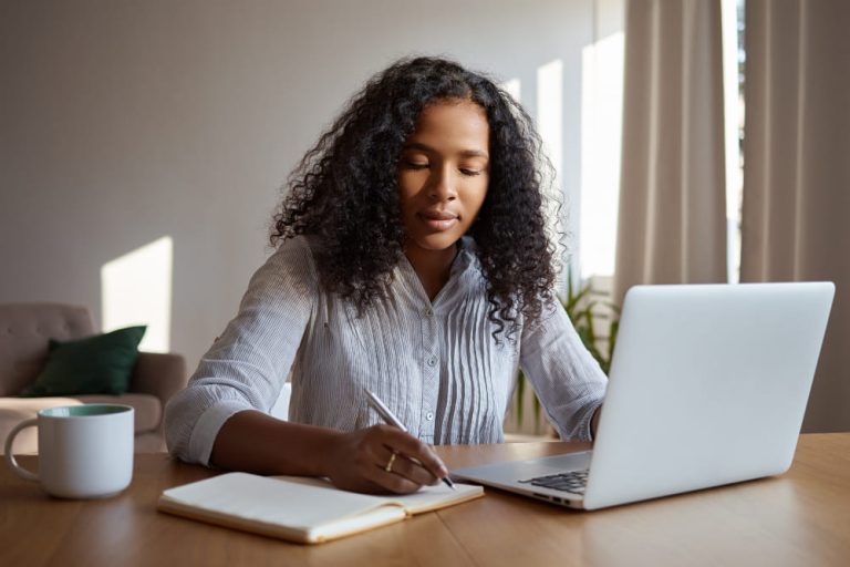 mulher estudando no computador_indicadores de treinamento e desenvolvimento
