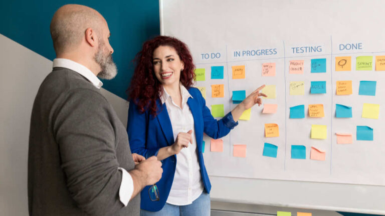 colegas-trabalhando-no-projeto-corporativo