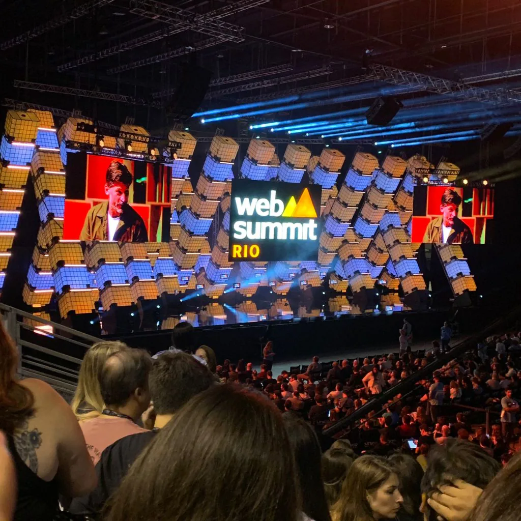 Imagem do palco principal do Web Summit Rio